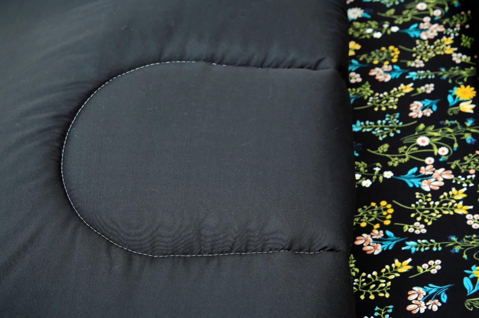 8 PCs Winter Razai Set-Black Meadows - Image 15
