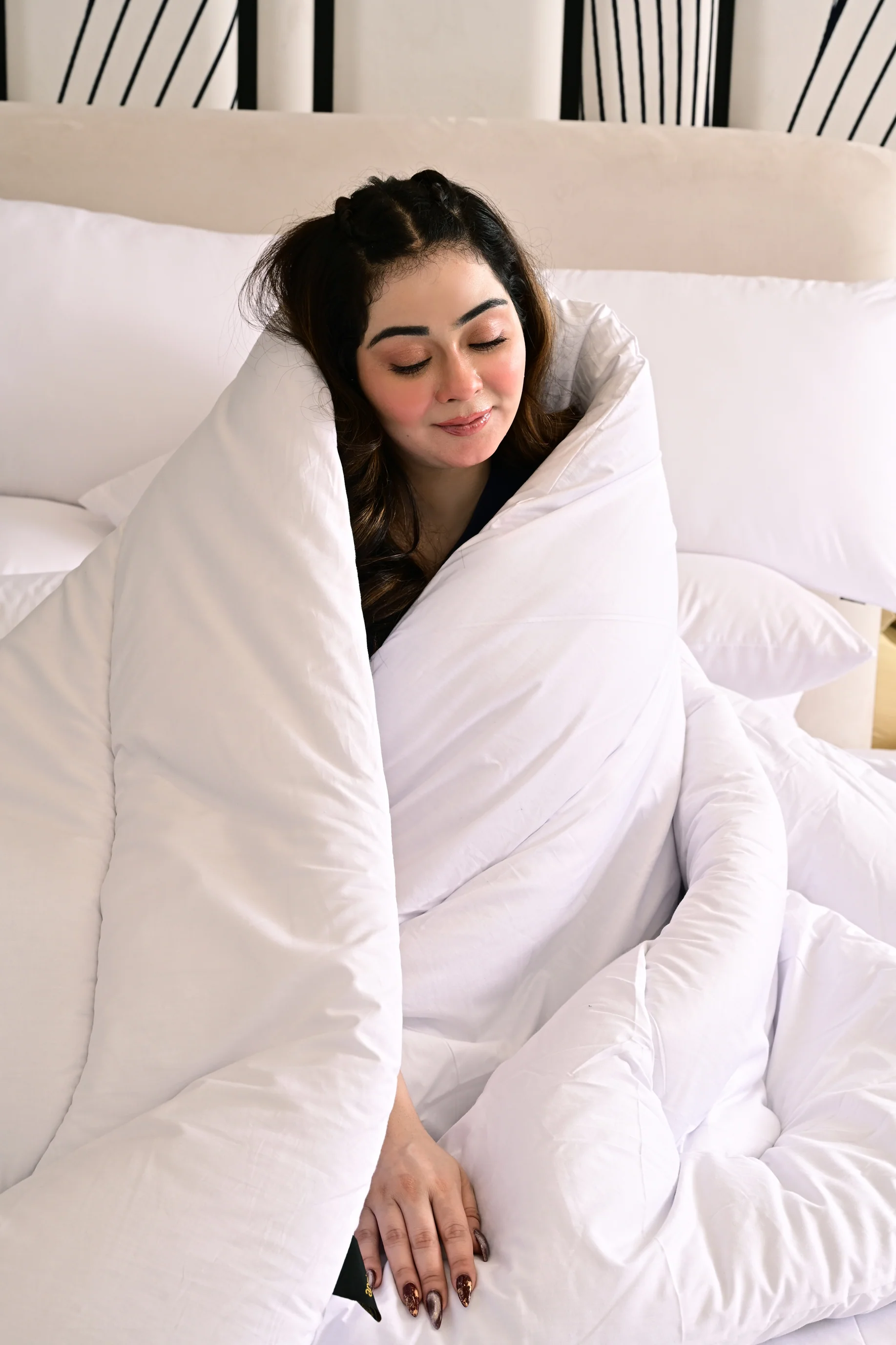 9 PCs White Filling Deal(4 Cuhsions+4 Pillows+Quilt) - Image 15
